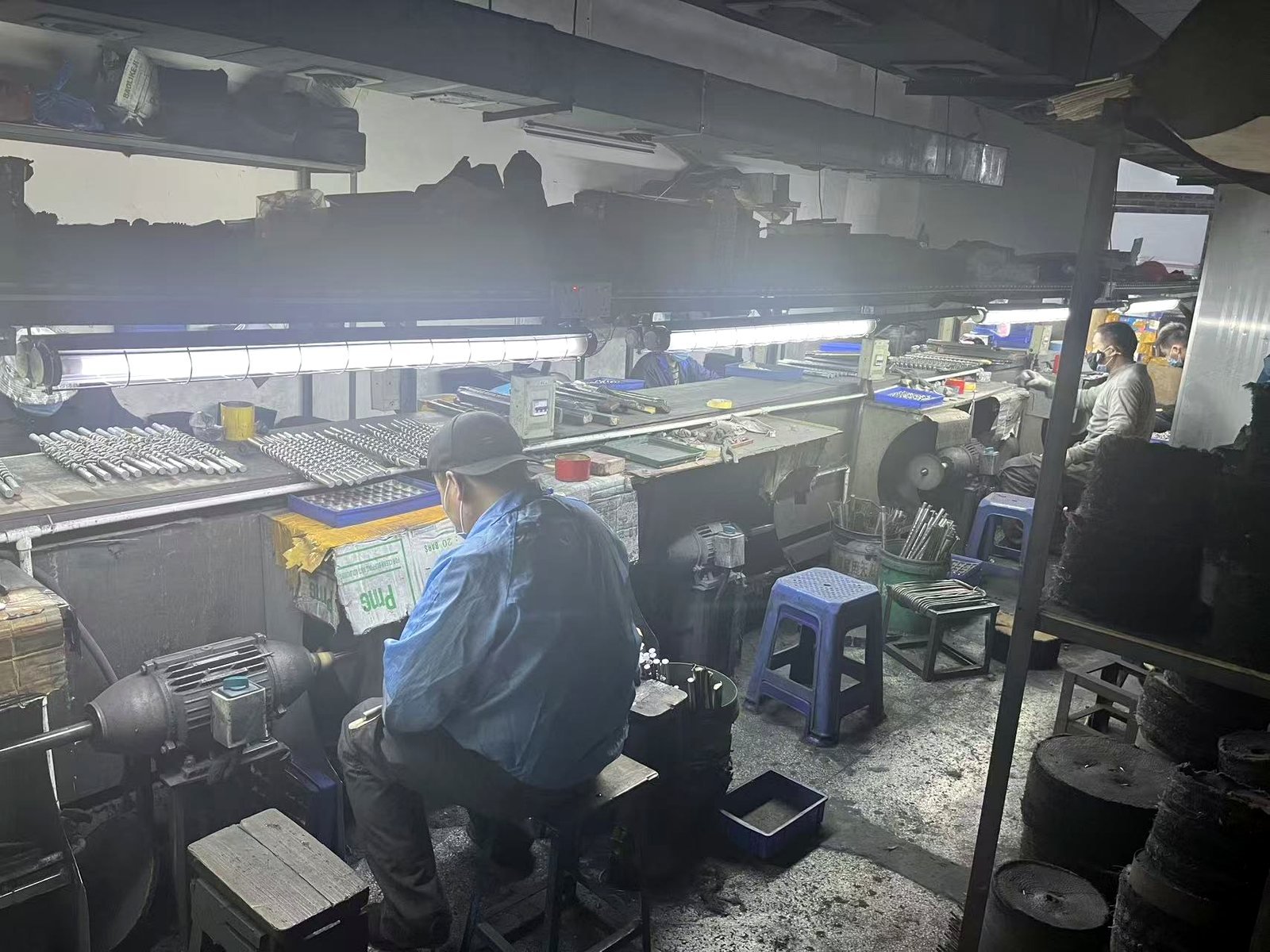 Stainless steel jewelry polishing workshop real production scene