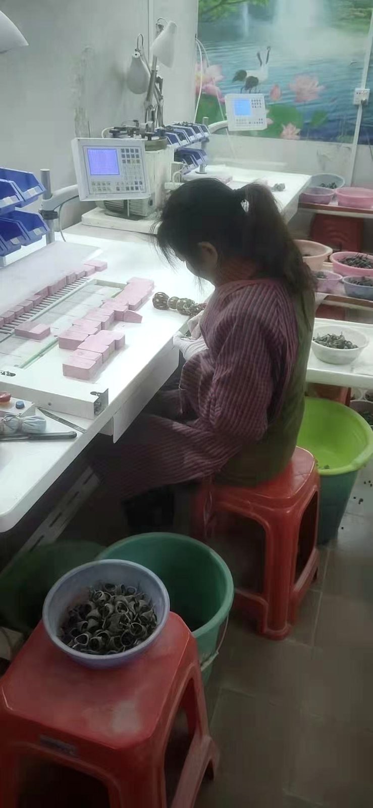 Wax model checking before stainless steel jewelry production